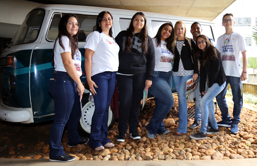 Os jovens pousaram para foto em frente a primeira Kombi usada para as fiscalizações do TCEMG (Foto: Thiago Rios)